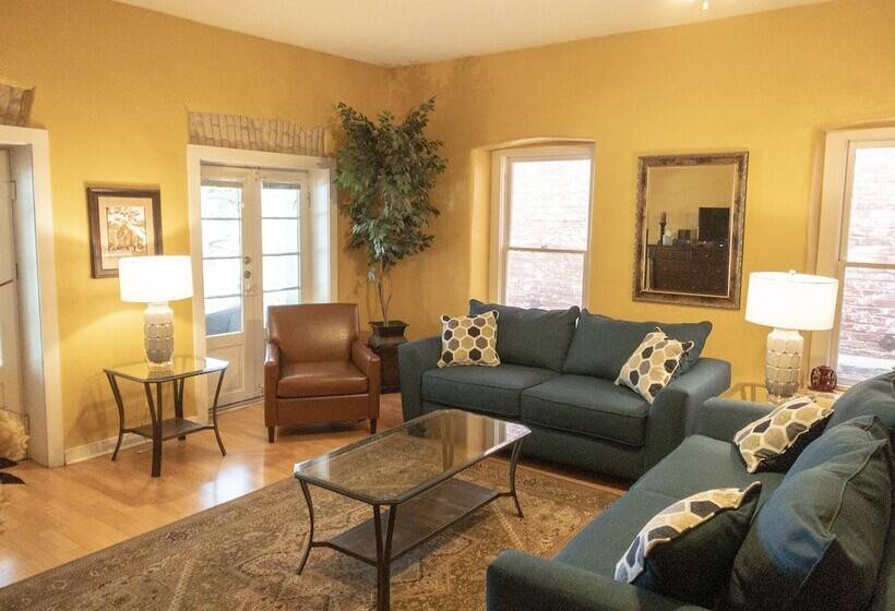 فندق The Schmitz Bed & Breakfast