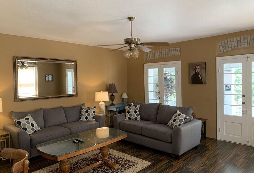 فندق The Schmitz Bed & Breakfast