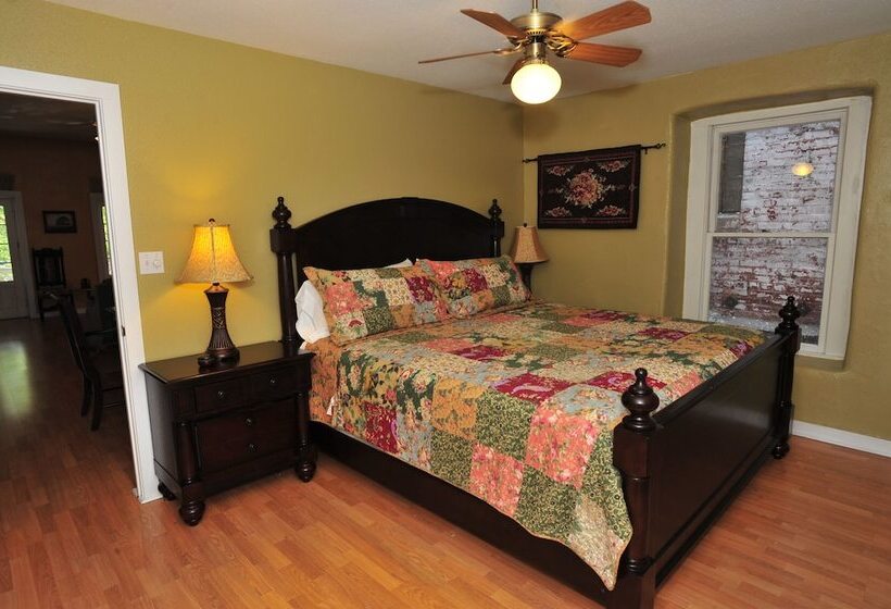 فندق The Schmitz Bed & Breakfast