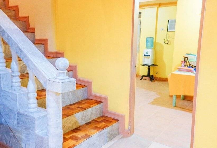 ペンション Reddoorz Plus @ Valencia Bohol