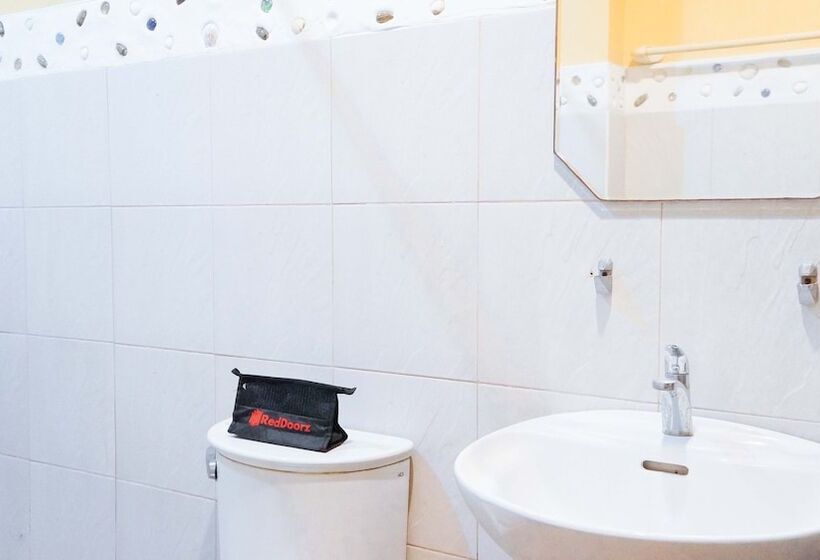 ペンション Reddoorz Plus @ Valencia Bohol