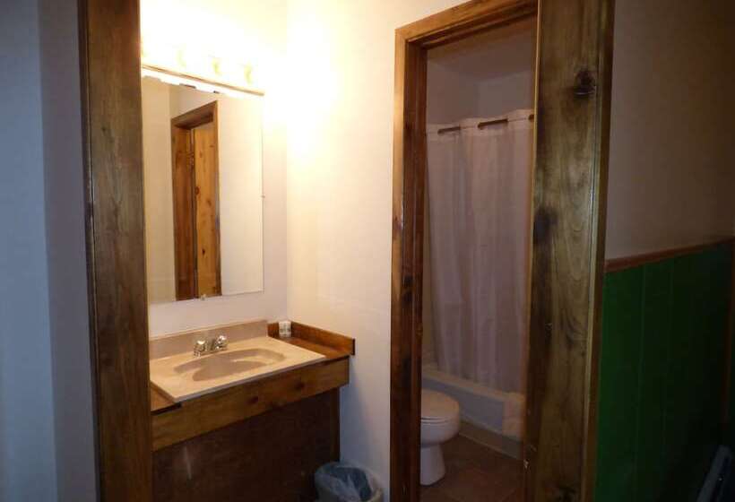 The Hitching Post Hotel And Farm Store