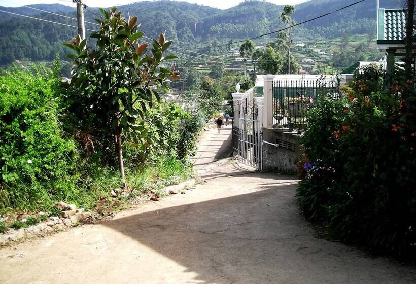 Bed and Breakfast Old English Colonial Bungalow