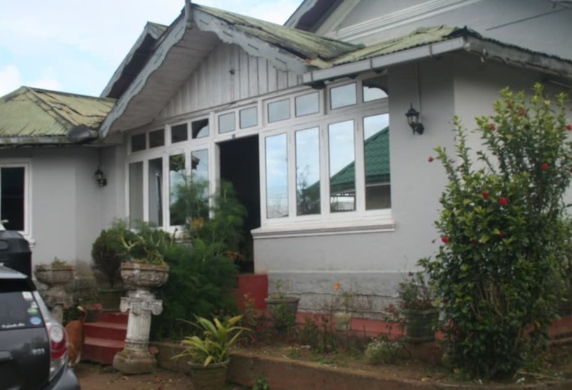 Bed and Breakfast Old English Colonial Bungalow