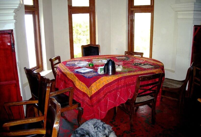 Bed and Breakfast Old English Colonial Bungalow