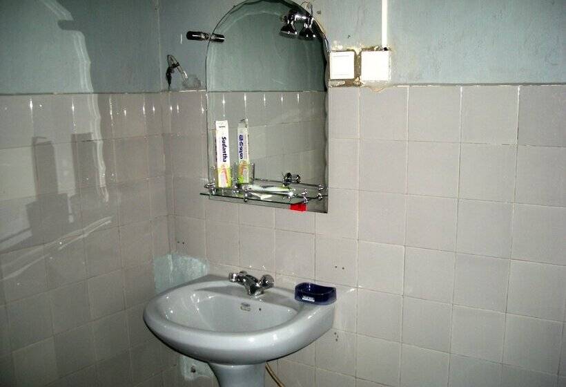 Bed and Breakfast Old English Colonial Bungalow