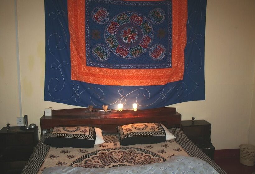 Bed and Breakfast Old English Colonial Bungalow