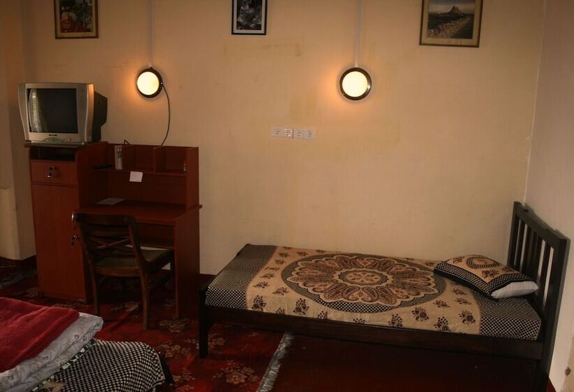 Bed and Breakfast Old English Colonial Bungalow