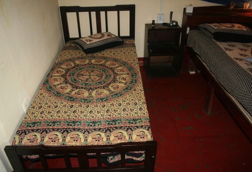 Bed and Breakfast Old English Colonial Bungalow