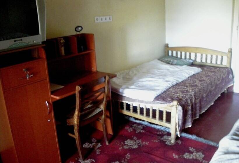 Bed and Breakfast Old English Colonial Bungalow