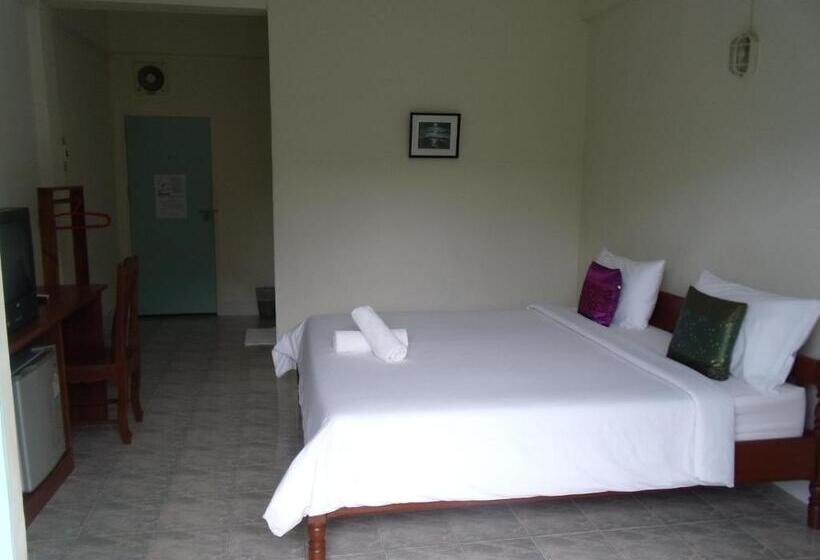 Hotel Albatross Guesthouse @ Thungwualaen Beach