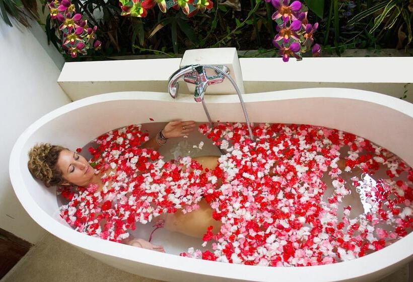 בית מלון כפרי Floating Leaf Eco Luxury Retreat