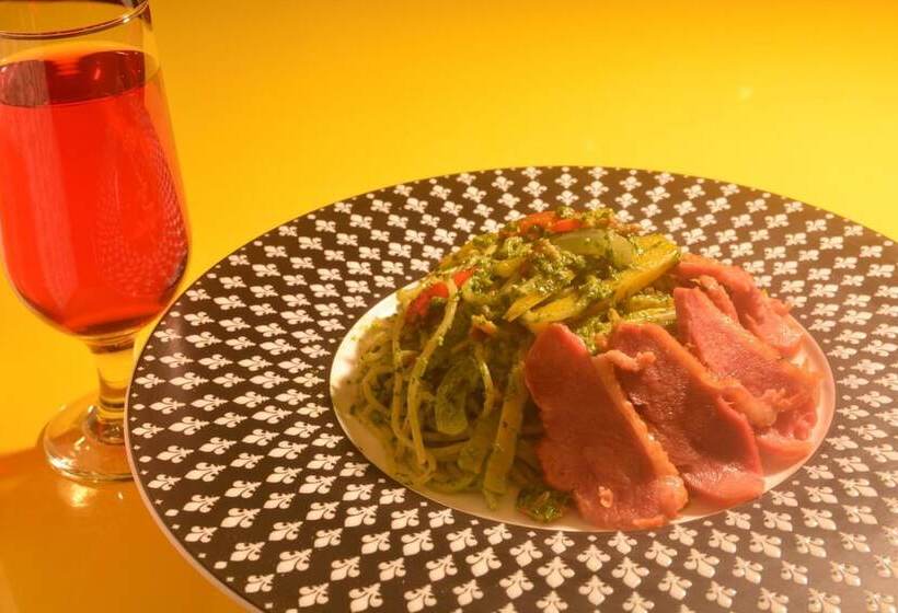 هتل Courier Station