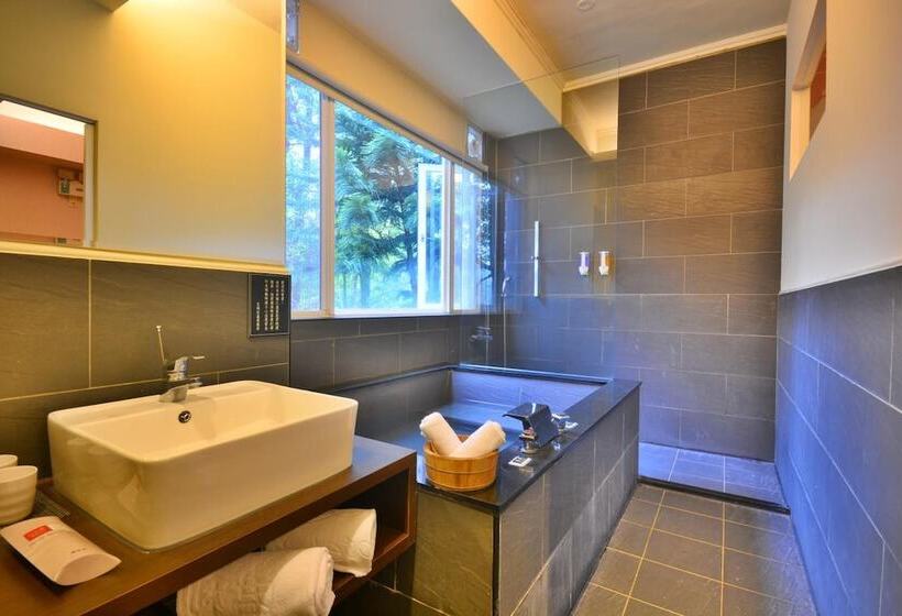 هتل Courier Station