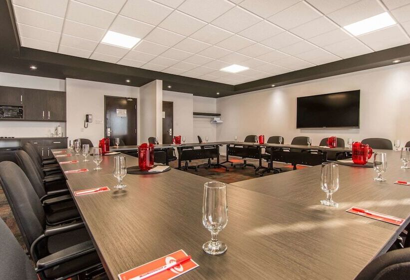 호텔 Econo Lodge Inn & Suites