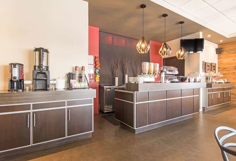 호텔 Econo Lodge Inn & Suites