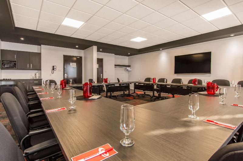 호텔 Econo Lodge Inn & Suites