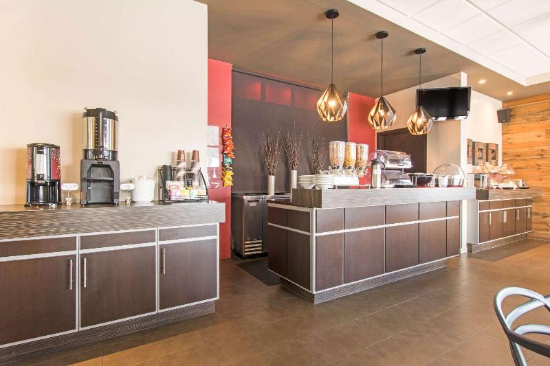 호텔 Econo Lodge Inn & Suites