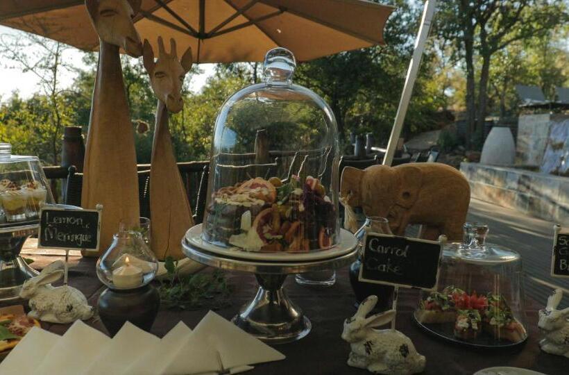 Отель Etali Safari Lodge