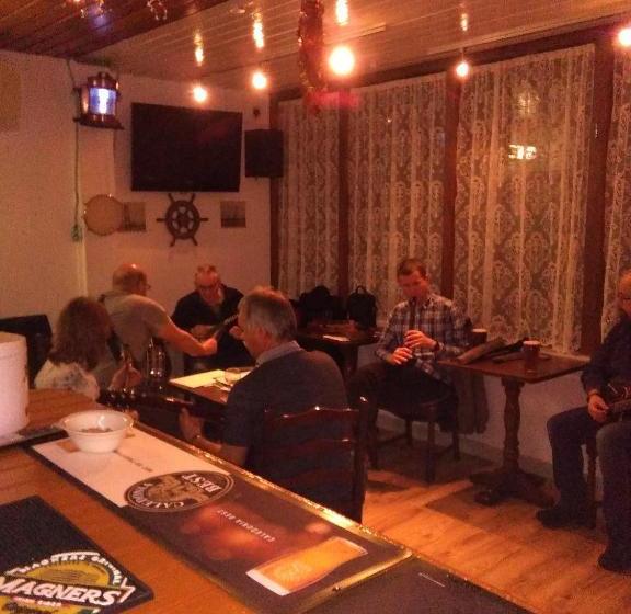 בית מלון כפרי Orca Country Inn