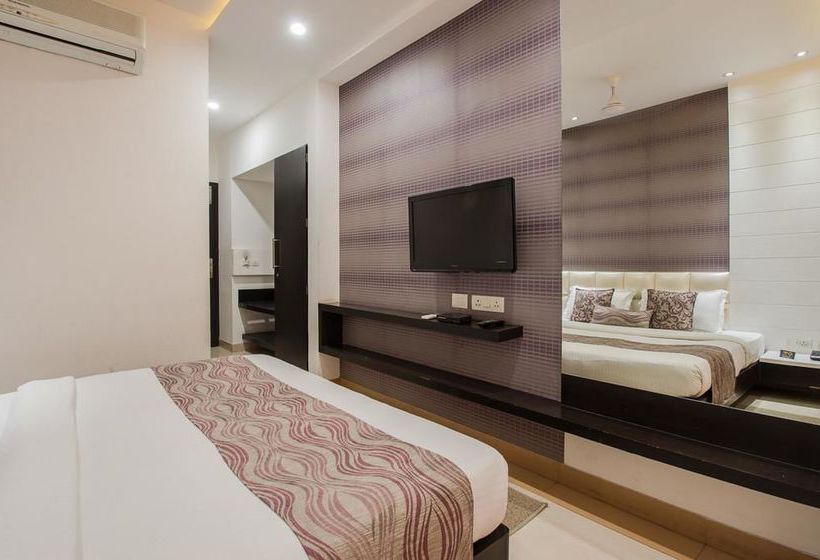 בית מלון כפרי Oyo Premium Raja Park