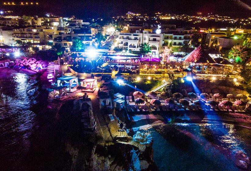 فندق Porto Greco Village Beach