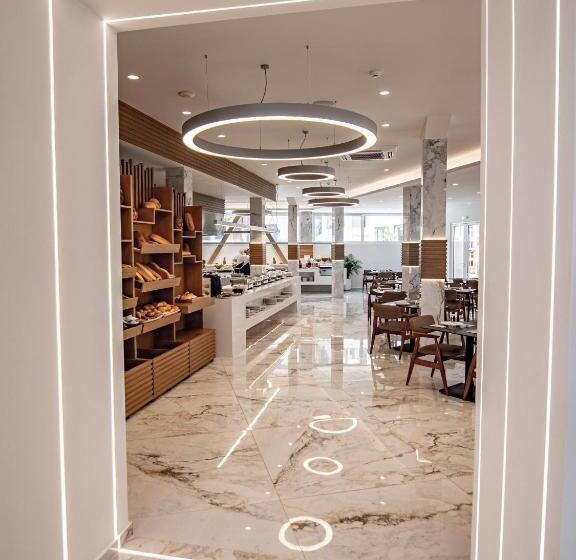 فندق Porto Greco Village Beach