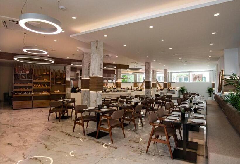 فندق Porto Greco Village Beach