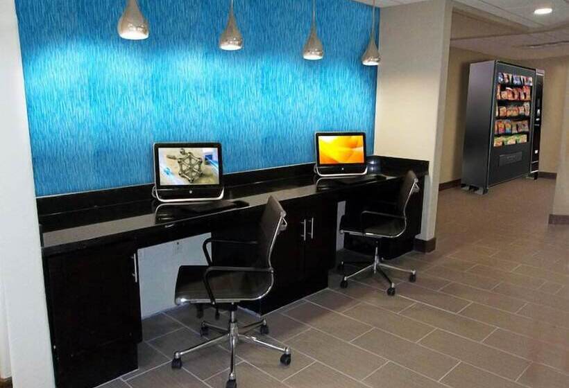 Отель Quality Inn & Suites Victoria East