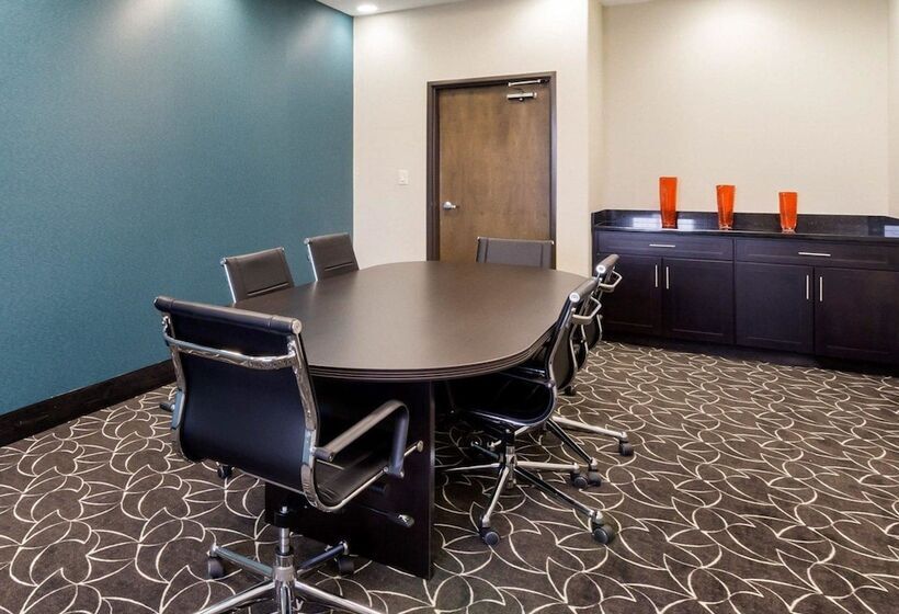 Отель Quality Inn & Suites Victoria East