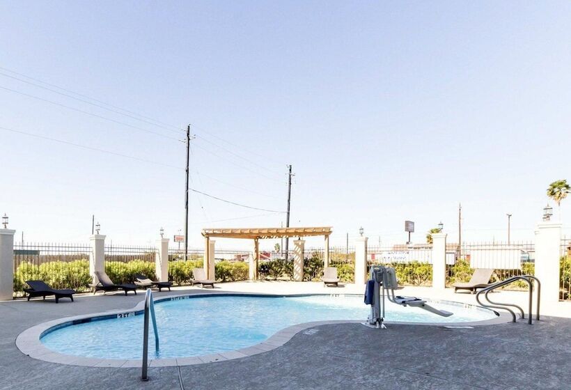 Отель Quality Inn & Suites Victoria East