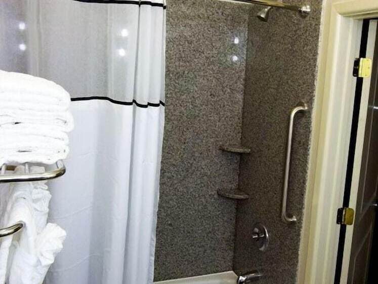 Отель Quality Inn & Suites Victoria East