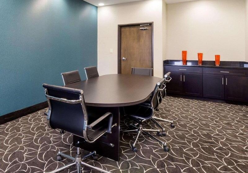 Отель Quality Inn & Suites Victoria East