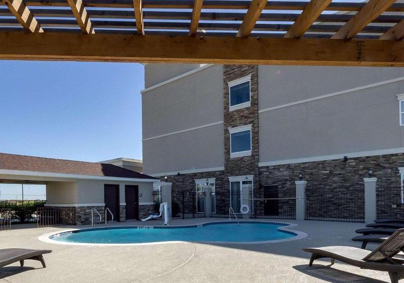 Отель Quality Inn & Suites Victoria East