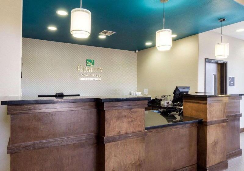 Отель Quality Inn & Suites Victoria East