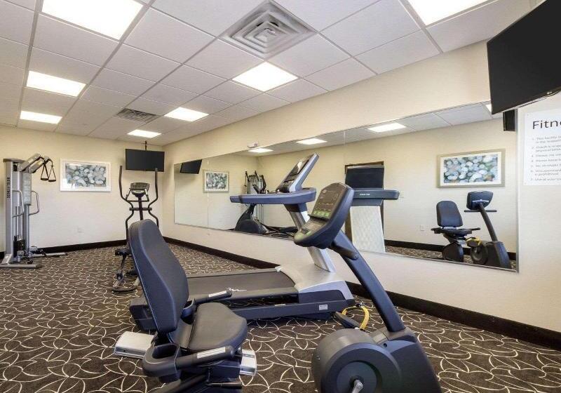 Отель Quality Inn & Suites Victoria East