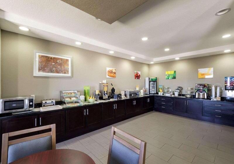 Отель Quality Inn & Suites Victoria East