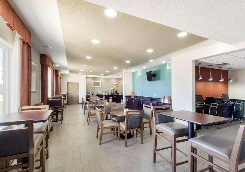 Отель Quality Inn & Suites Victoria East