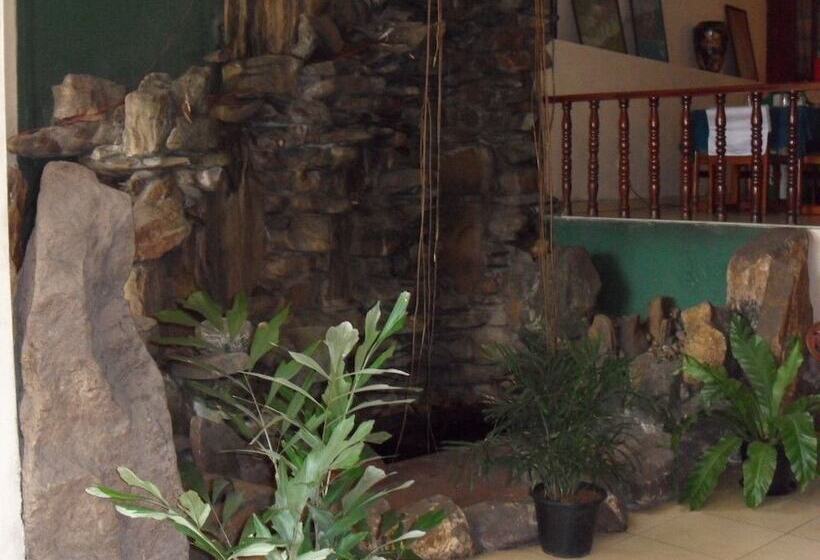 בית מלון כפרי Salika Inn