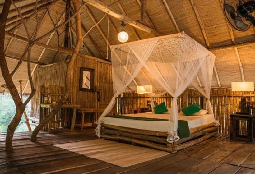 Отель Saraii Village