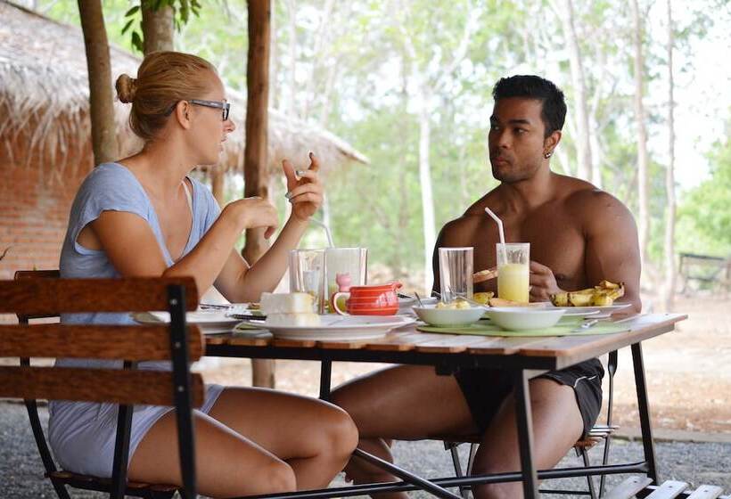 Отель Saraii Village