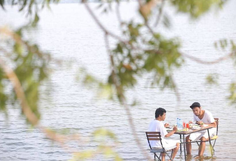 Отель Saraii Village