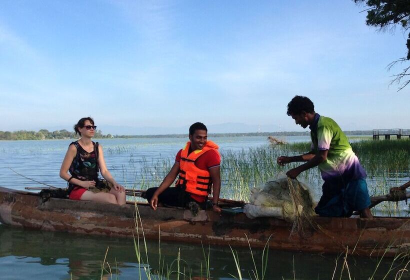 Отель Saraii Village