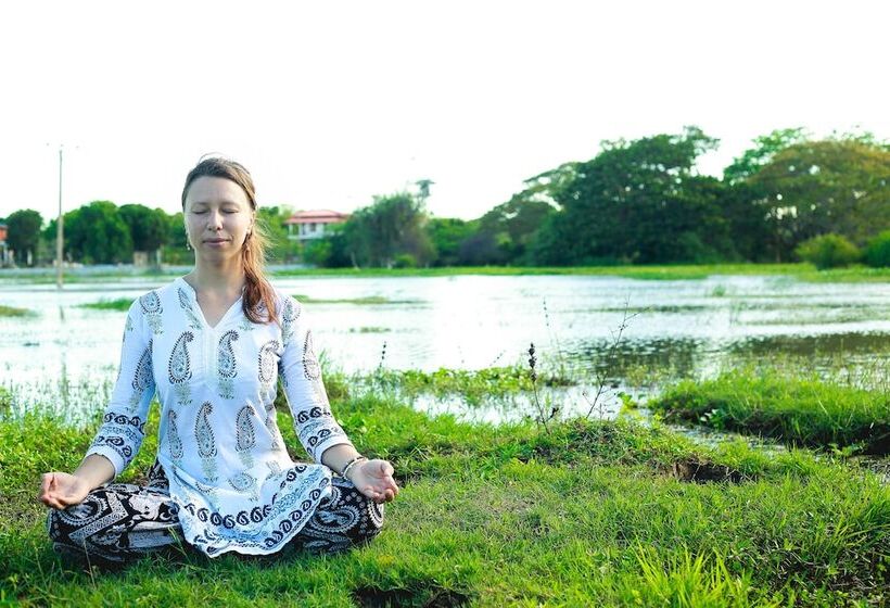 Отель Saraii Village