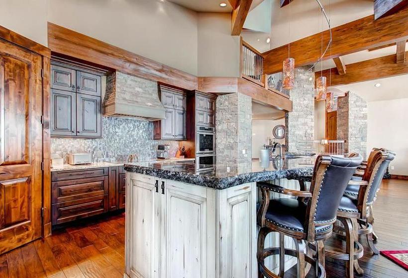 Отель Slopeside Manor On Peak 8