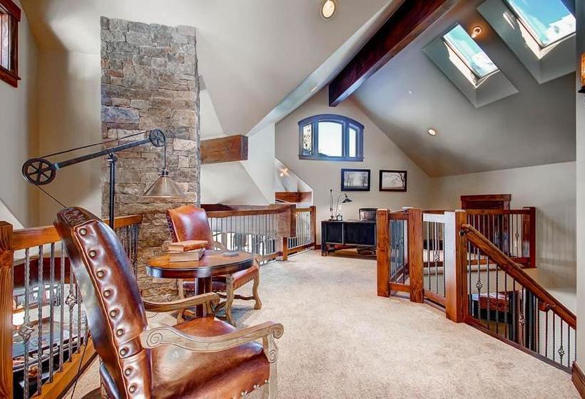 Отель Slopeside Manor On Peak 8