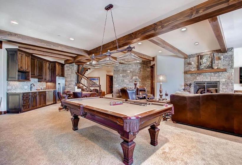 Отель Slopeside Manor On Peak 8