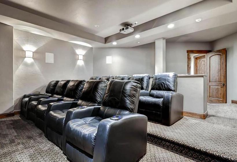 Отель Slopeside Manor On Peak 8