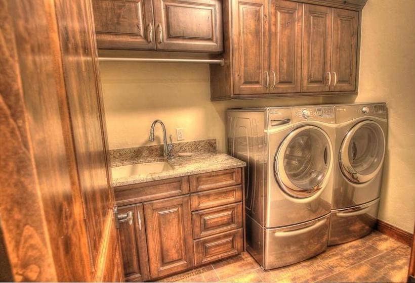 Отель Slopeside Manor On Peak 8