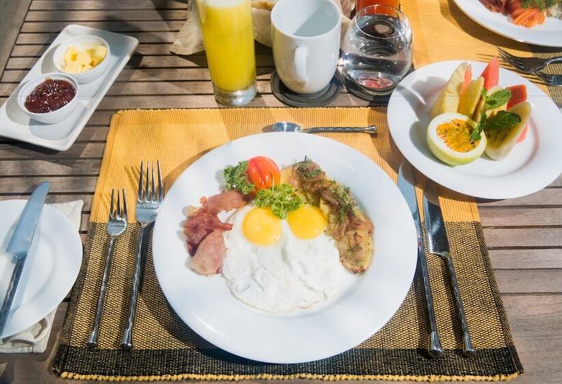 Отель Sri Sharavi Beach Villas & Spa